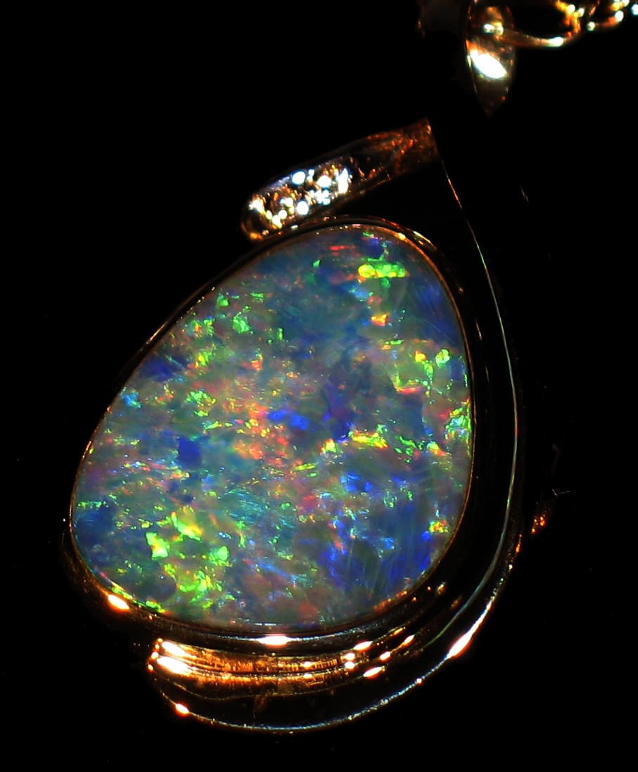 Caractéristiques de la pierre d'opale naturelle