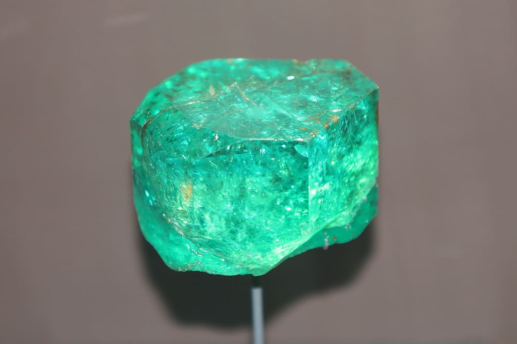 Benefícios da pedra esmeralda original