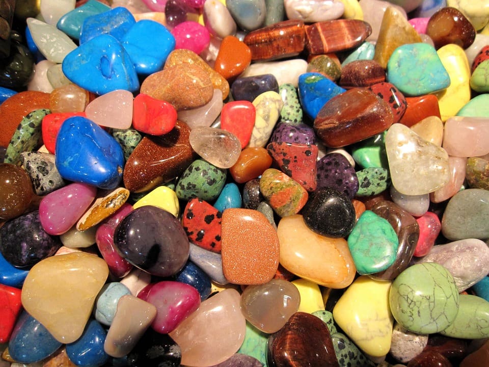 معرفة الأحجار الكريمة الطبيعية من المصنعة