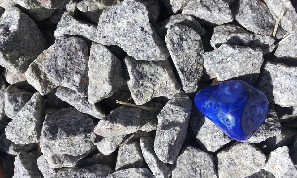 حجر لازورد أزرق طبيعي