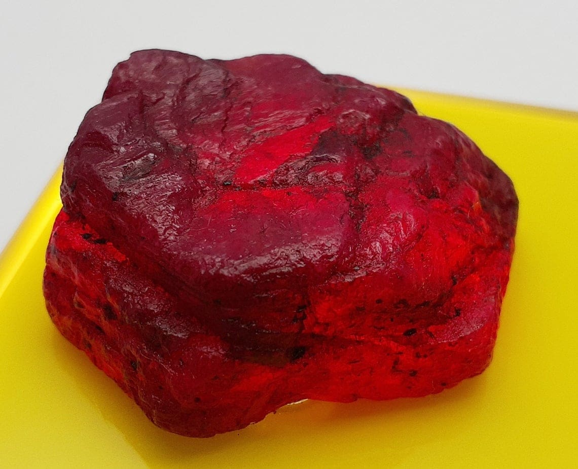 Une précieuse pierre rouge rubis
