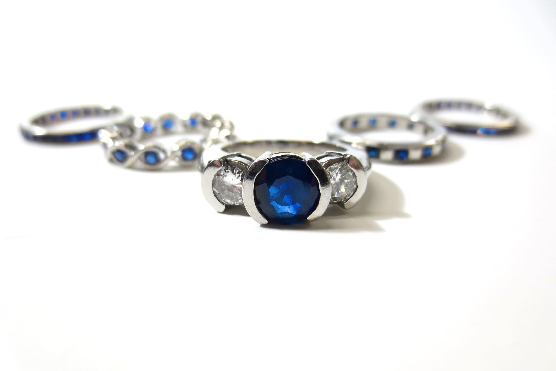 Forma de anel de safira azul