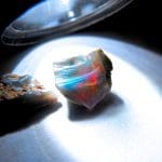 Testen Sie natürliche Opale durch Licht