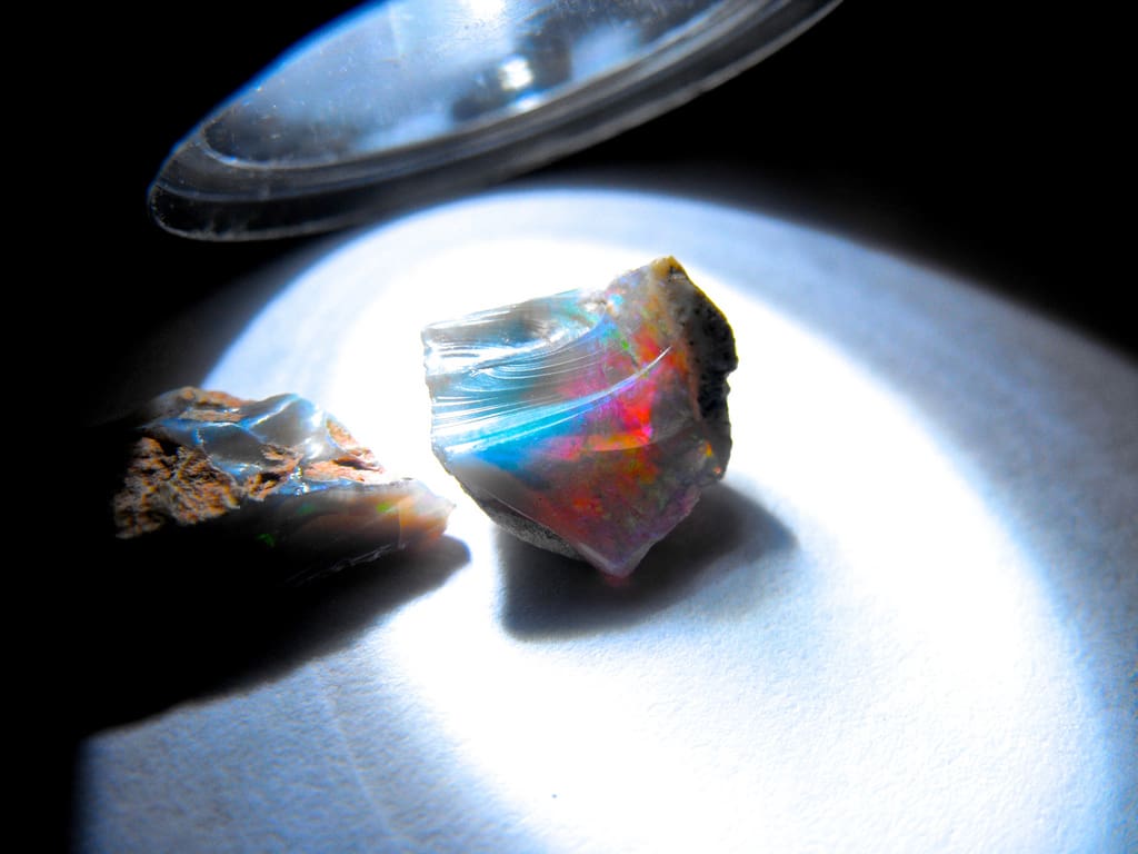 আলো দ্বারা প্রাকৃতিক opals পরীক্ষা