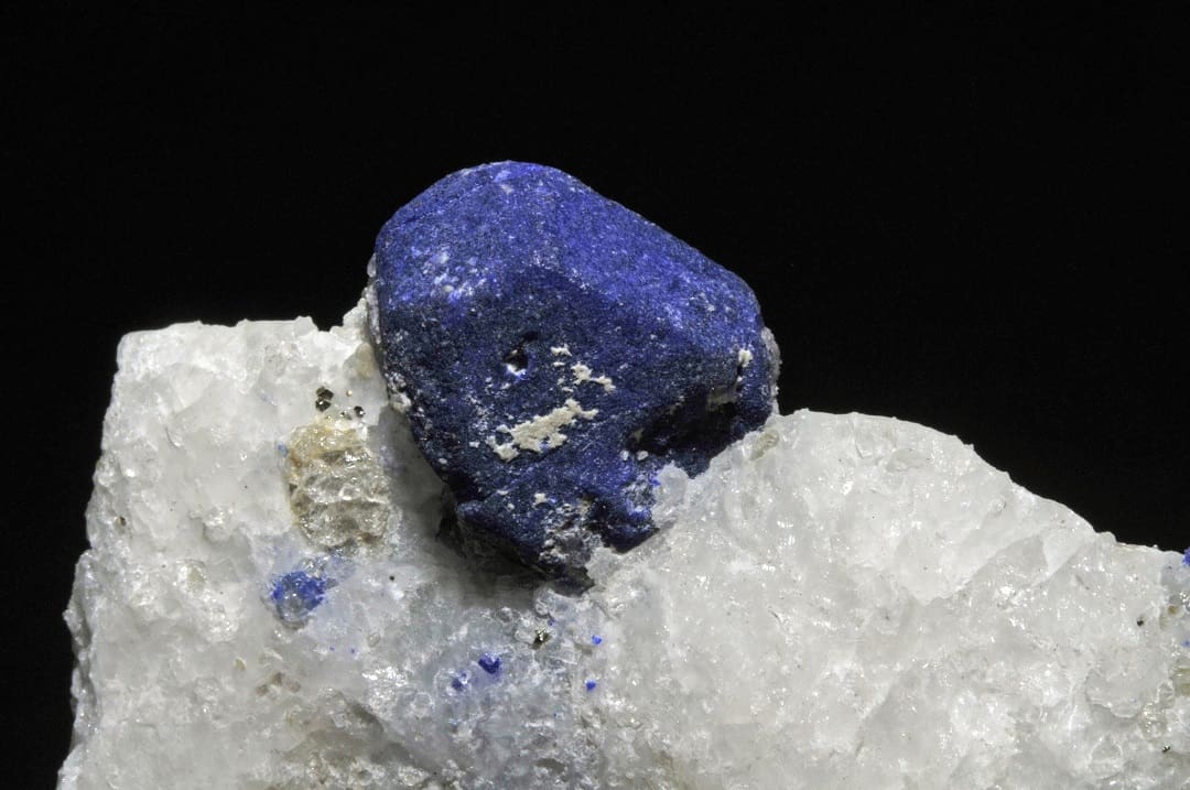 L'émeraude est principalement composée de lapis-lazuli