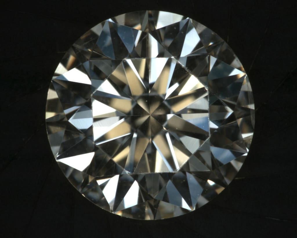 Les diamants sont les pierres précieuses les plus dures - 10 mois