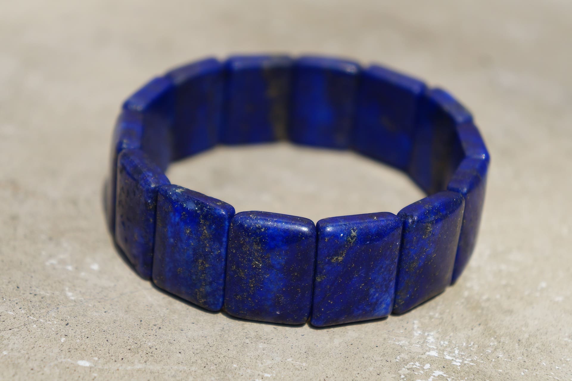 Comment identifier les bijoux en lapis-lazuli naturel