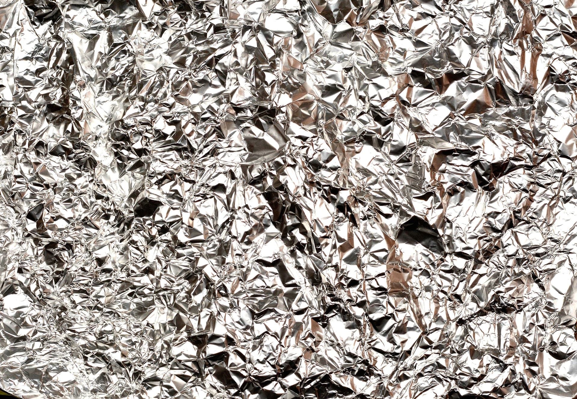 La feuille d'aluminium est idéale pour nettoyer et polir l'argent