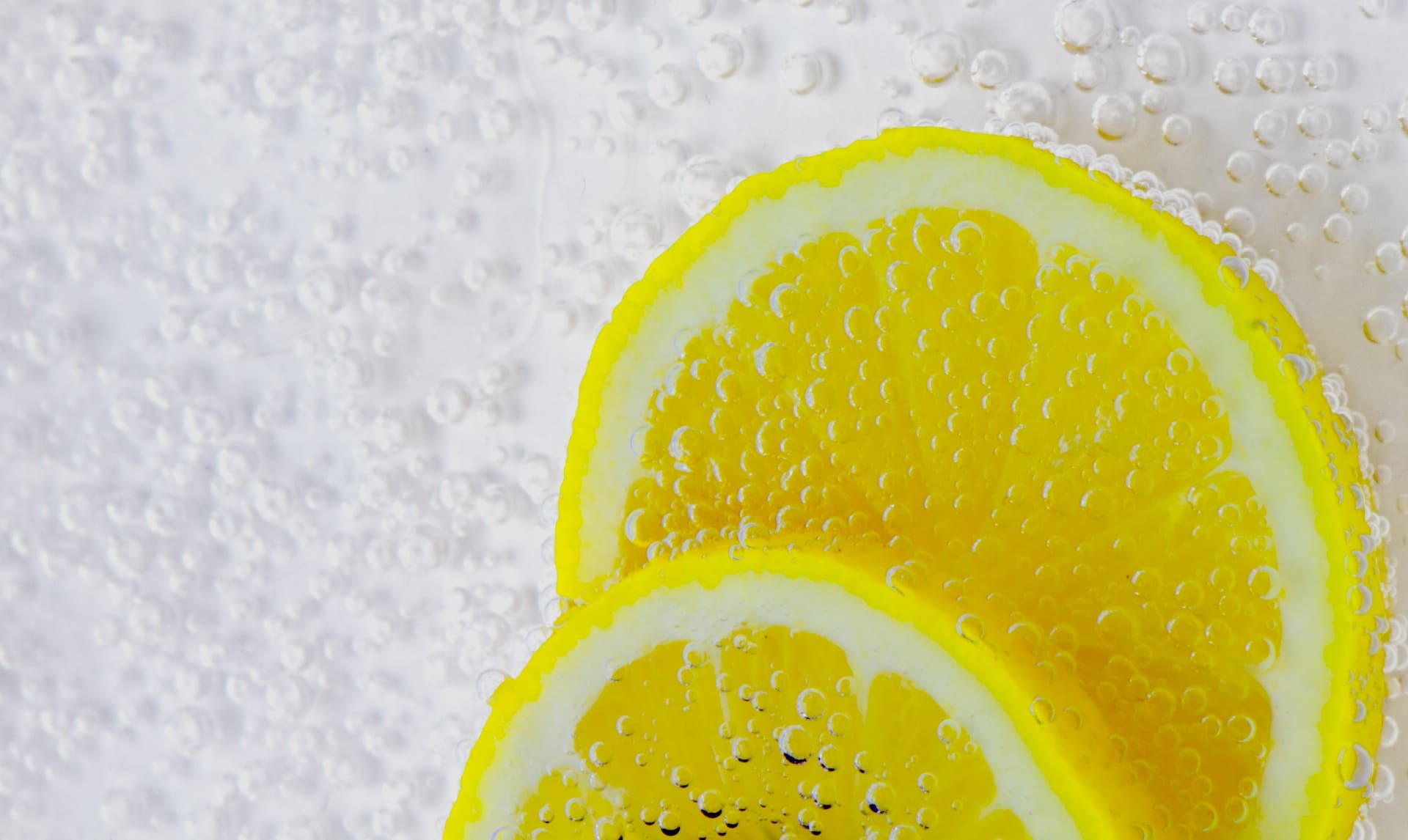 Utiliser de l'acide citrique citronné pour nettoyer l'argenterie