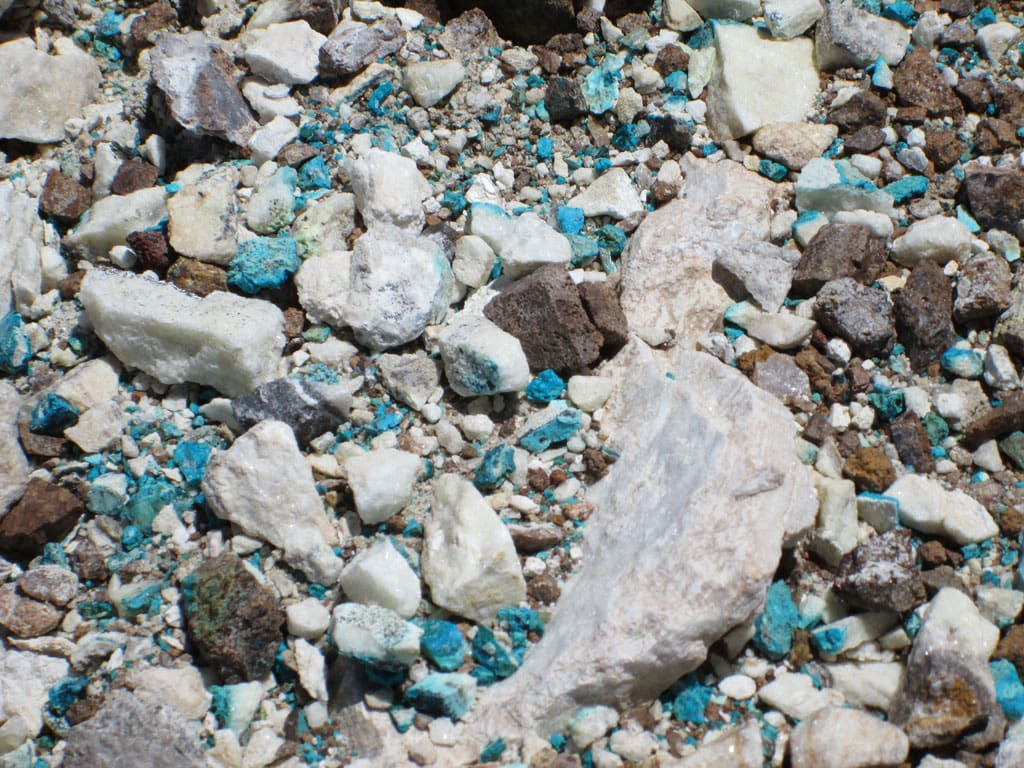 Turquoise éparpillée parmi les rochers