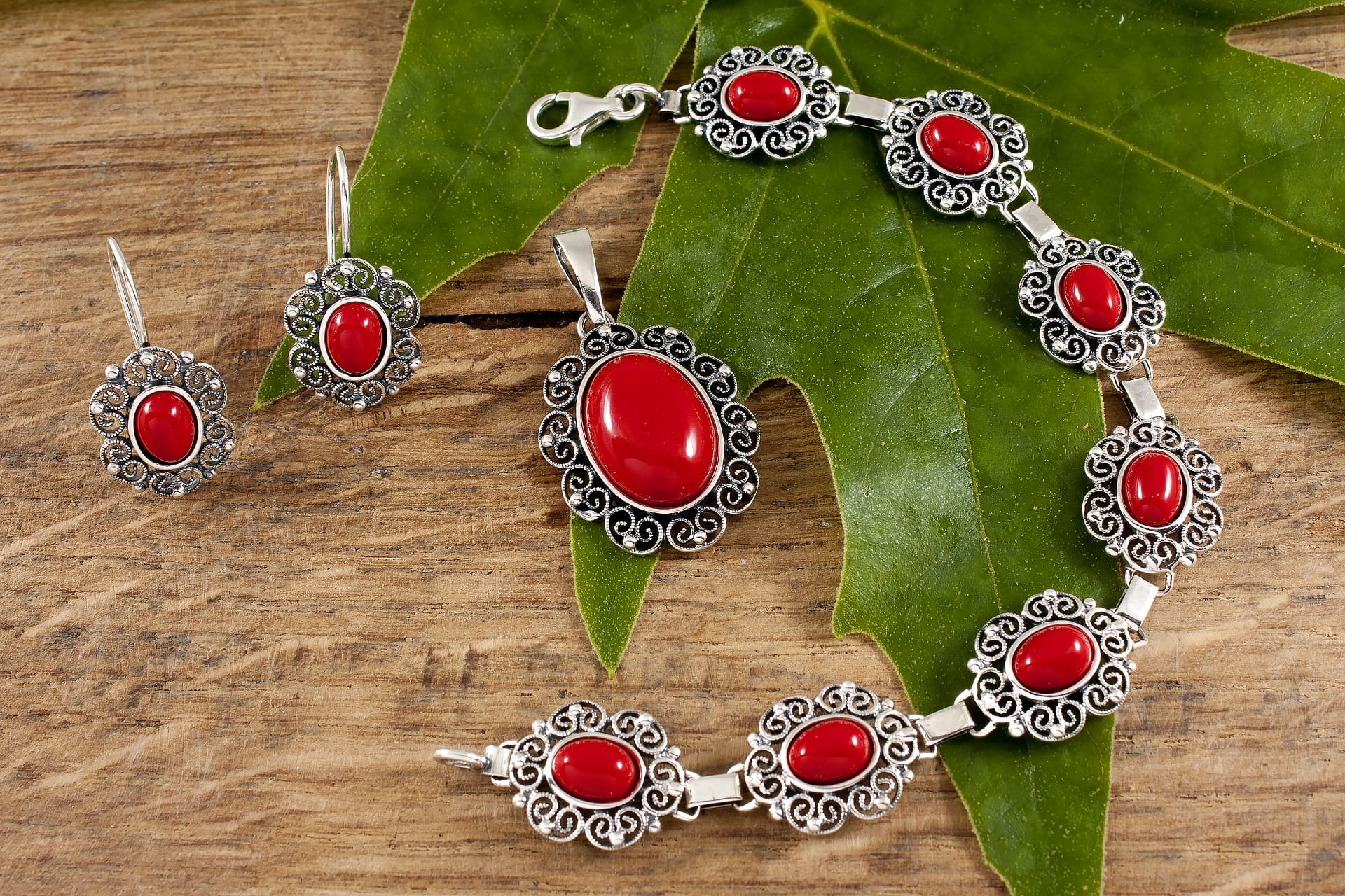 jóias de coral vermelho
