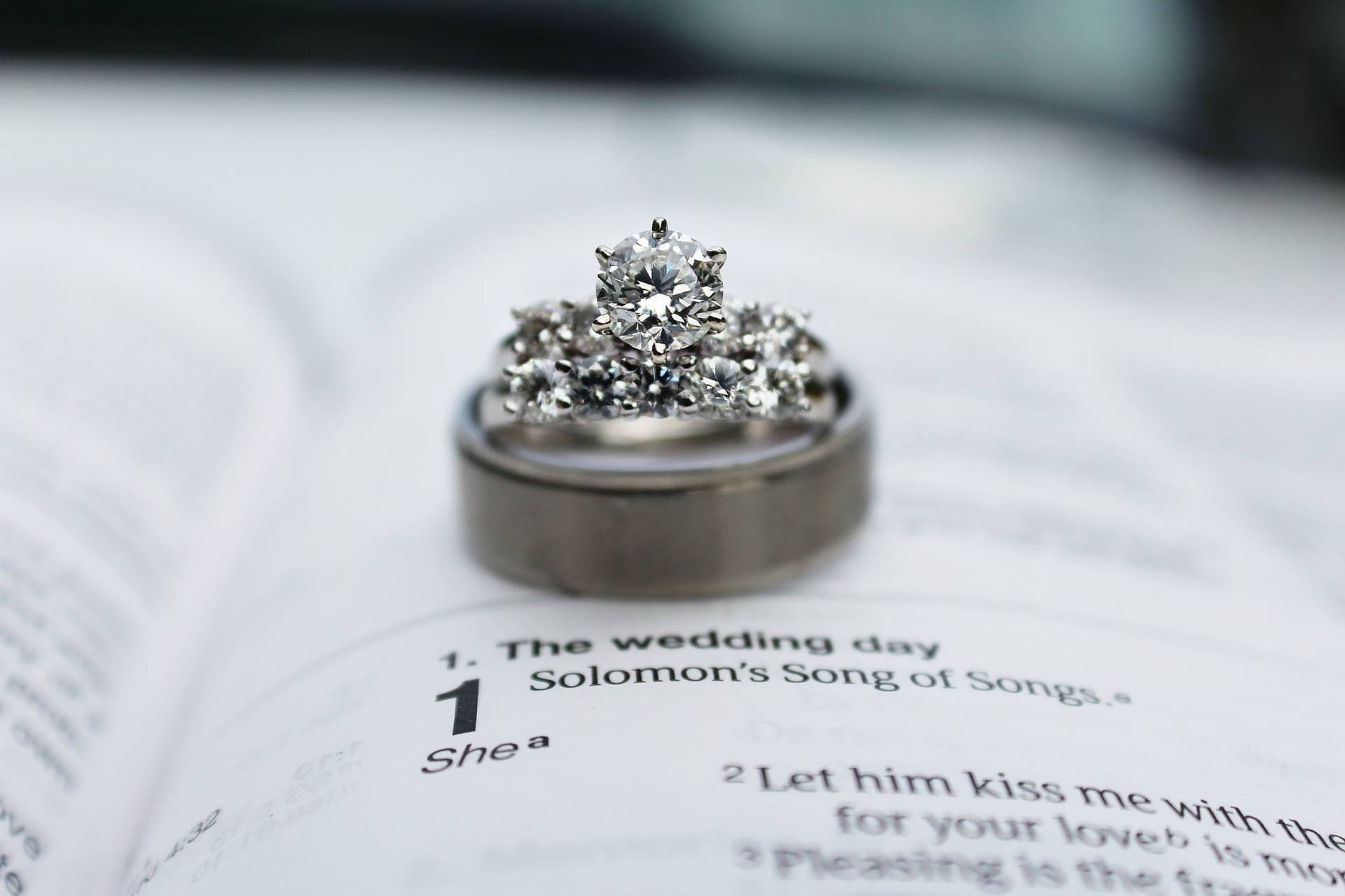 O anel de diamante é precioso