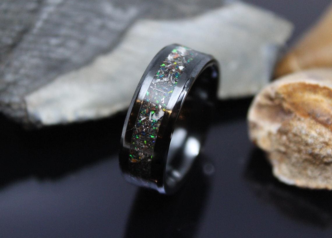 Элегантное кольцо с метеоритом