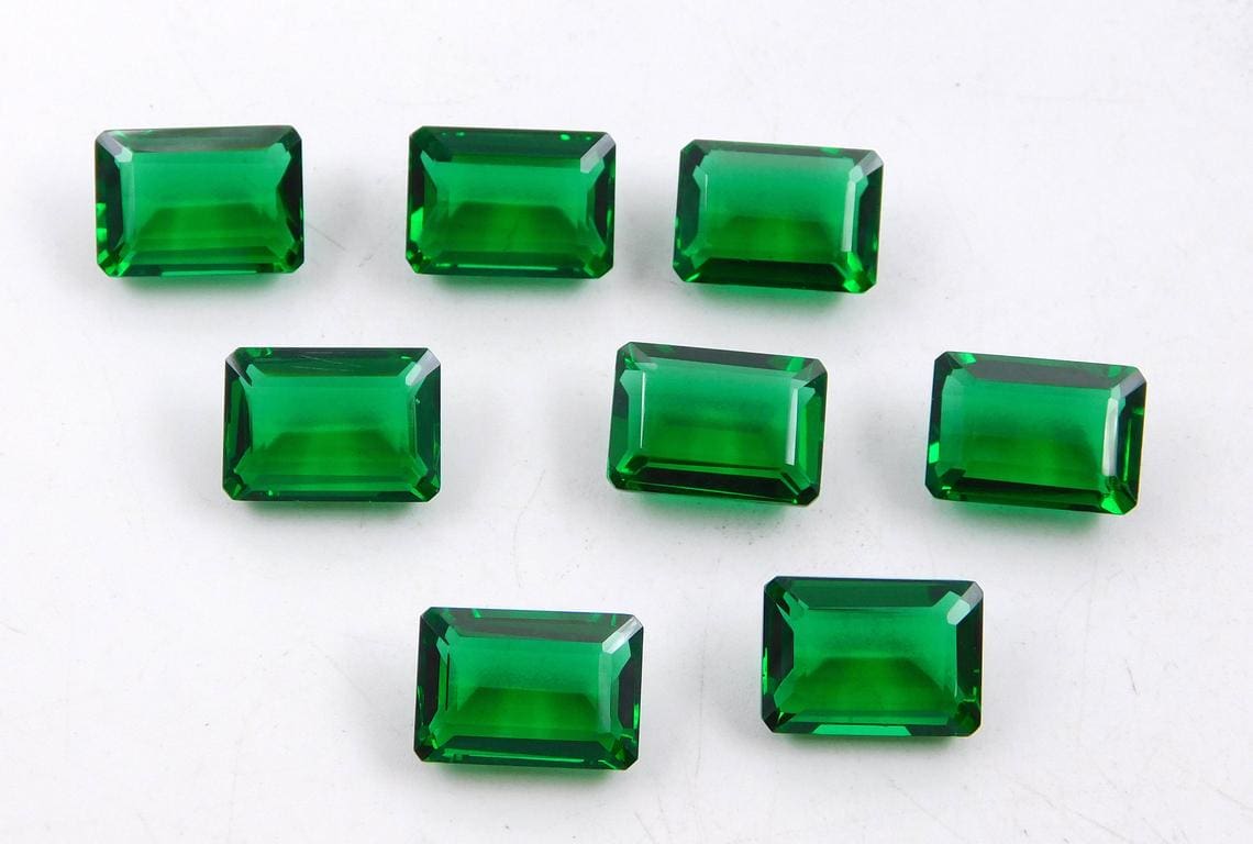 Pedras esmeraldas de vários tamanhos