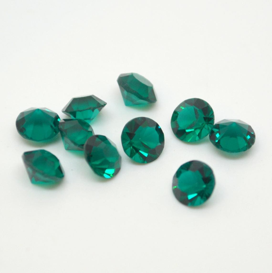 Pedras esmeraldas naturais de tamanhos diferentes