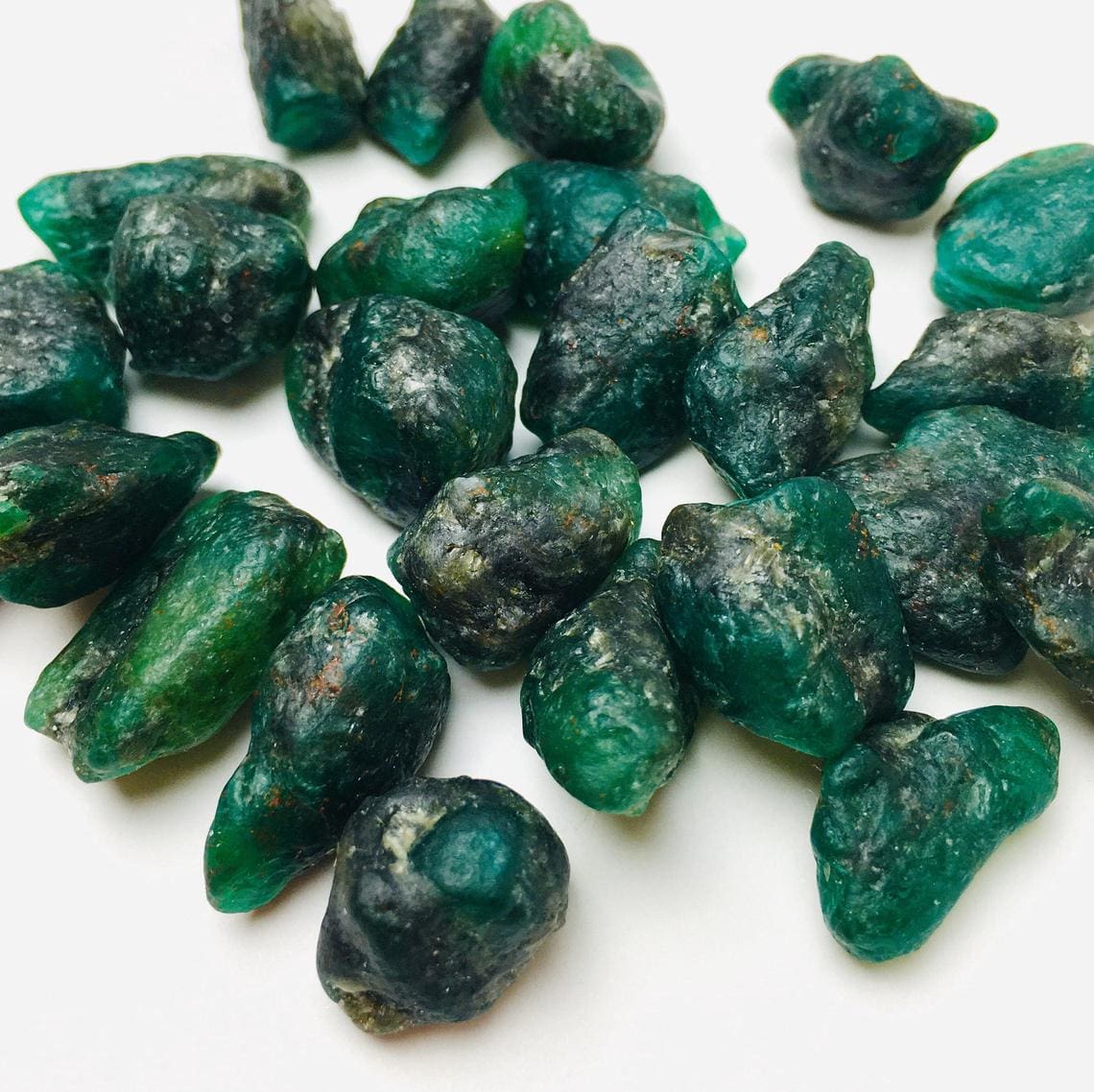 Pedras esmeraldas cruas de várias cores