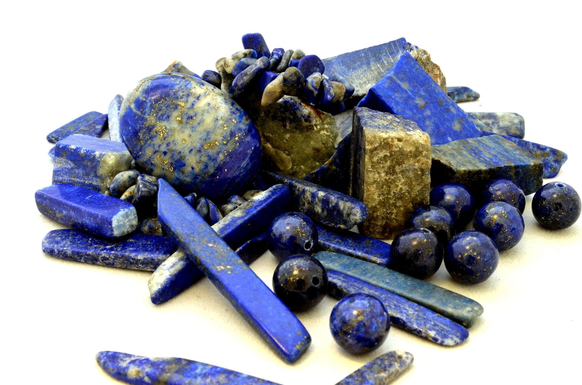 Couper le lapis-lazuli naturel
