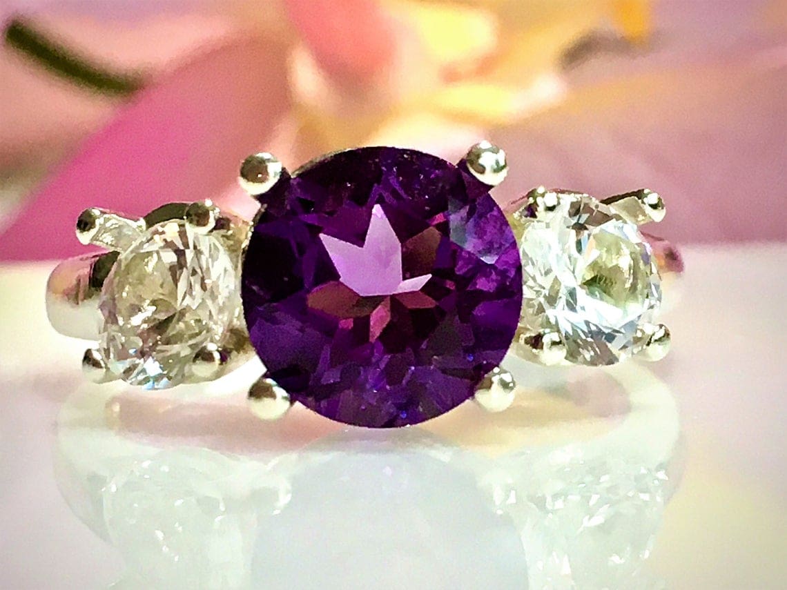 anel de safira violeta