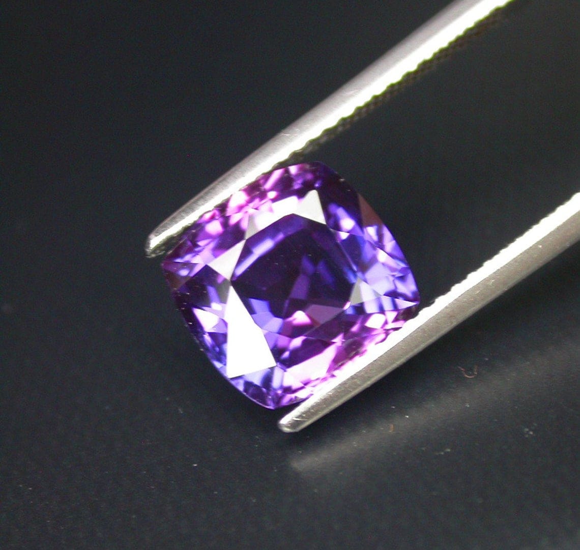 Pedra de safira violeta