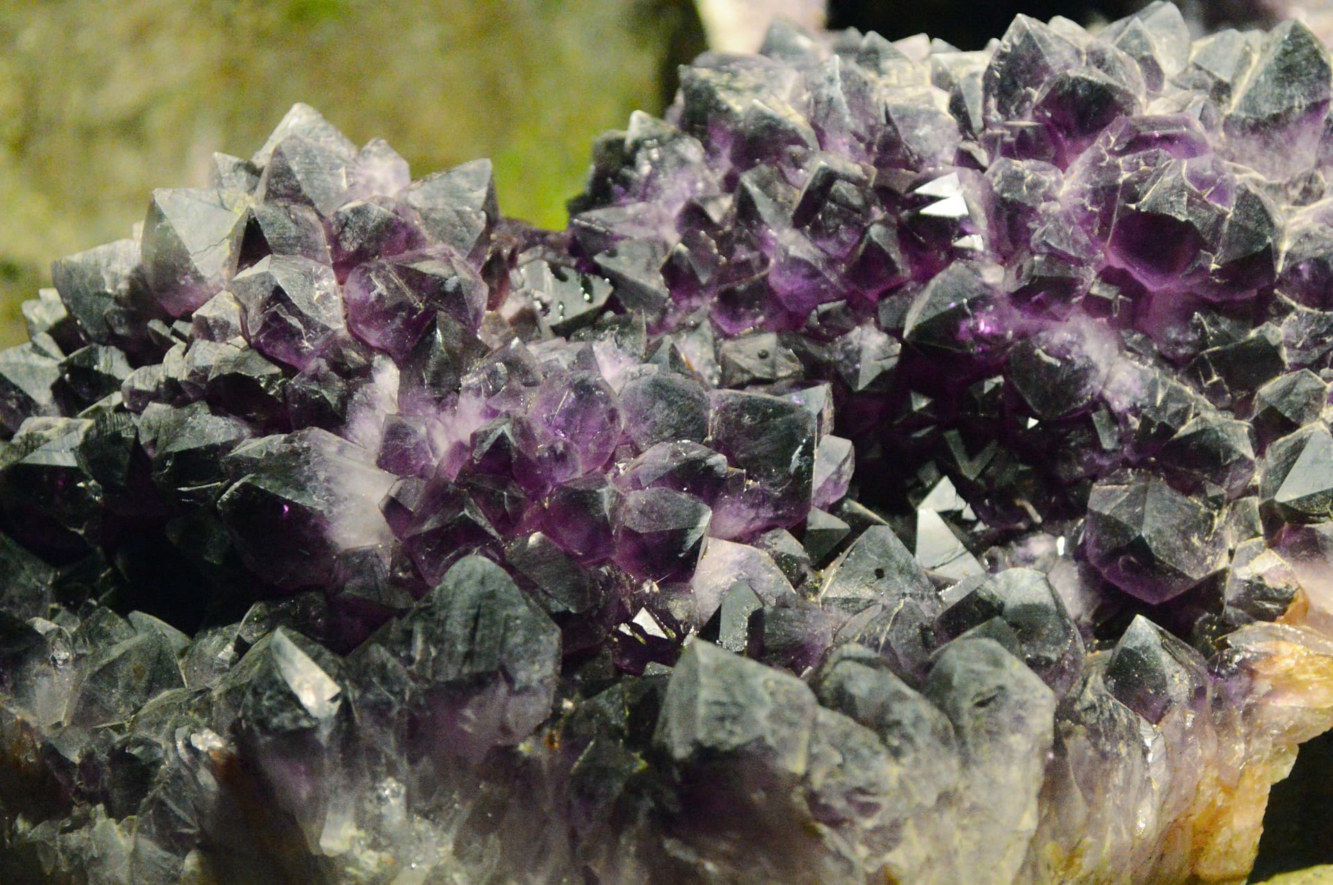 Фиолетовый кварц в скале