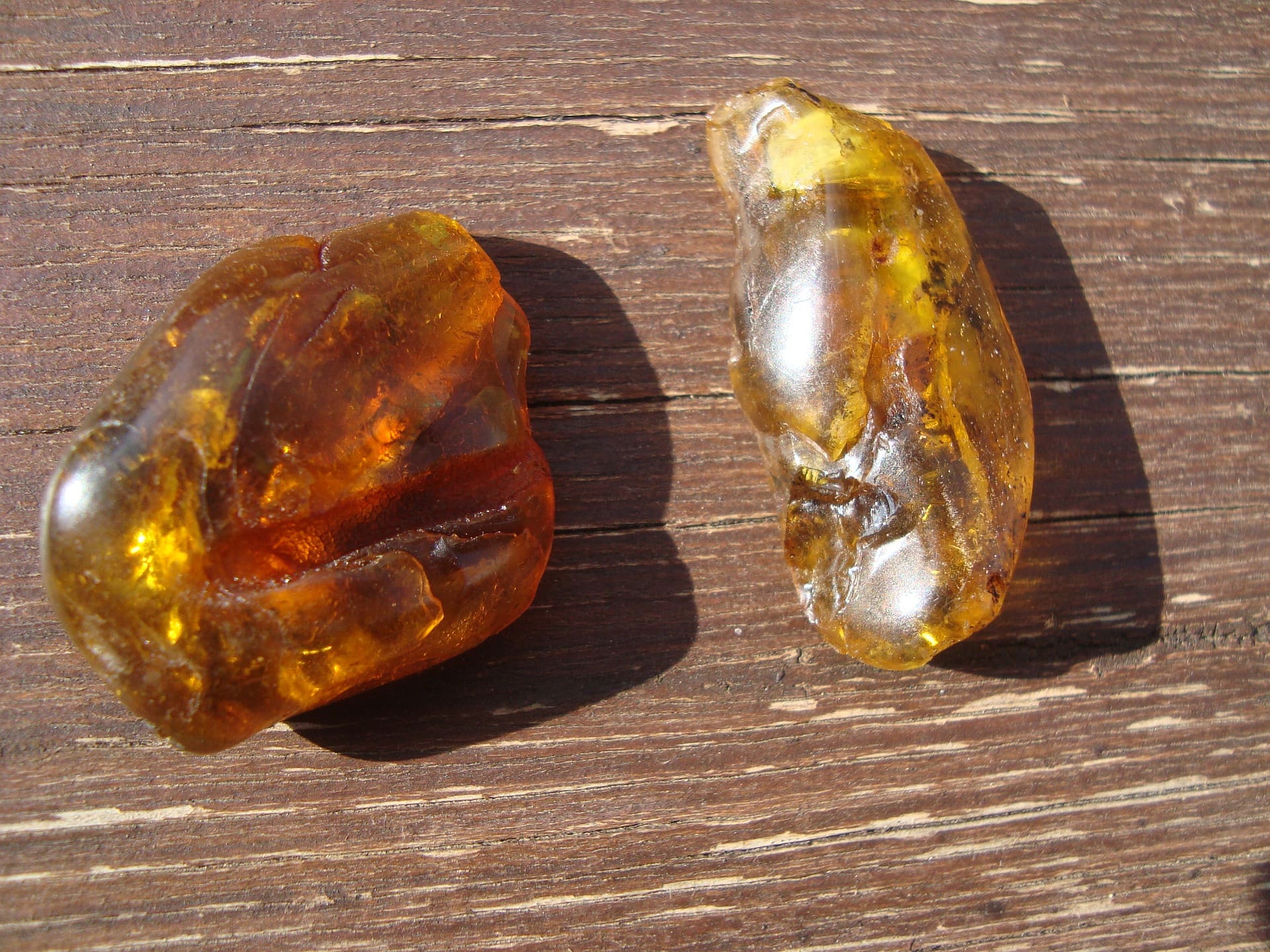 Duas pedras de âmbar mel