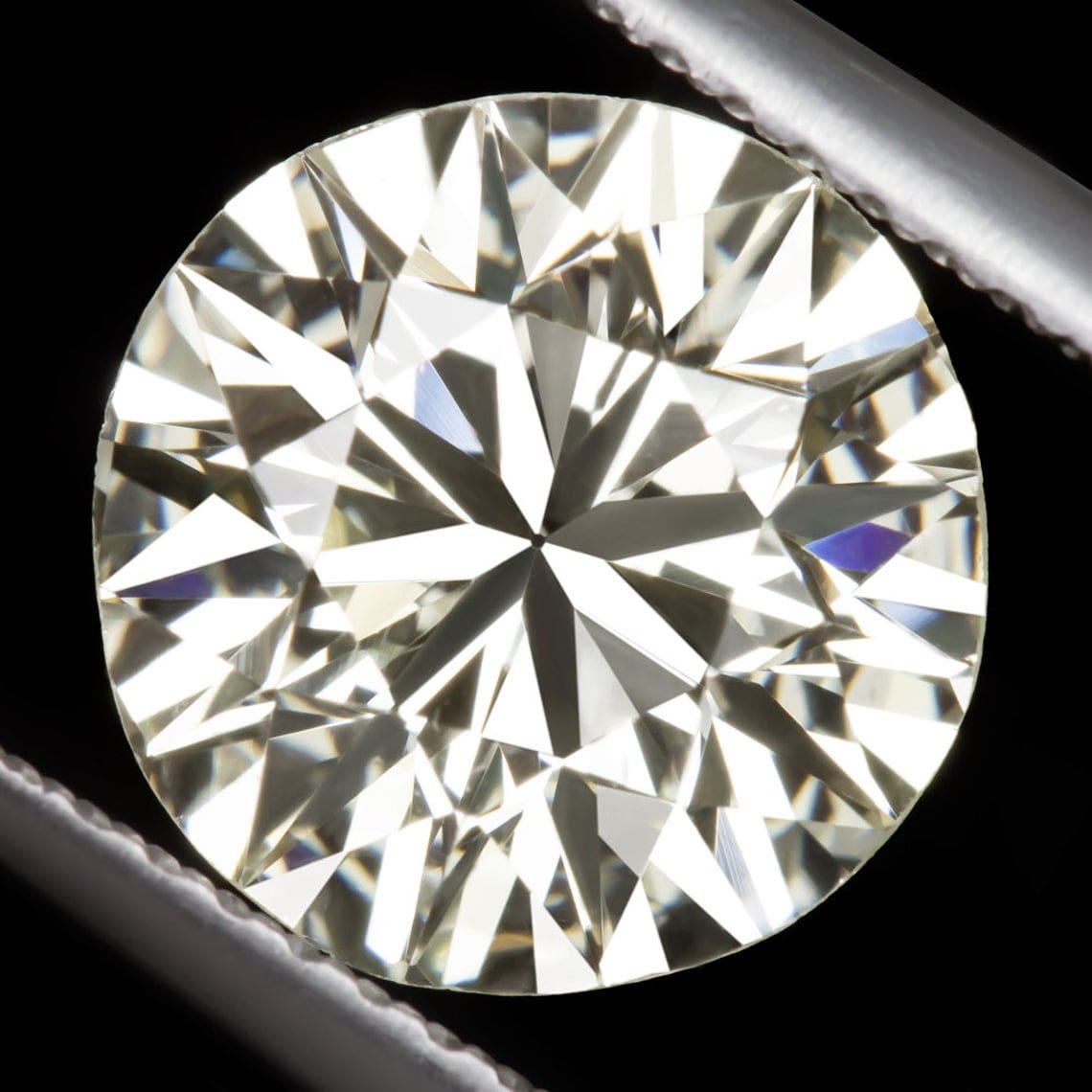 Como distinguir um diamante real de um falso